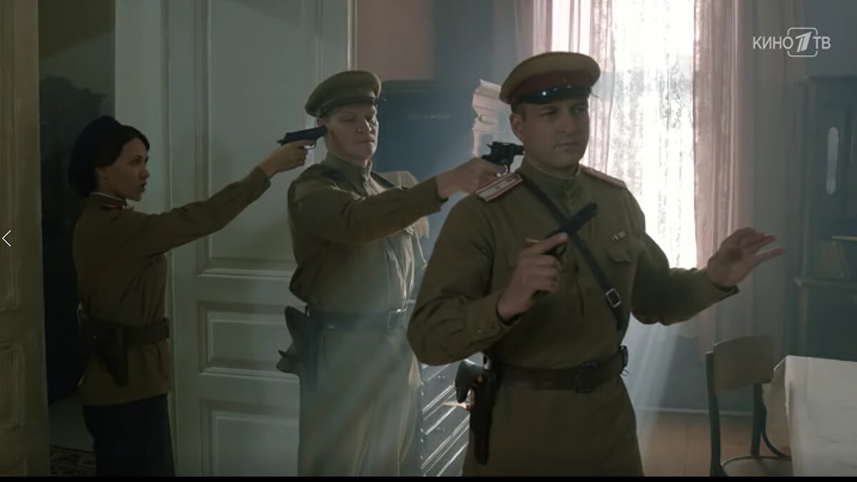 Отношения между сотрудниками спецгруппы Елагиной, капитаном СМЕРШа Звягиновым и  майором Рокотовым из военной прокуратуры были "дружескими".  Кадр из фильма "По законам военного времени" 3 сезон 