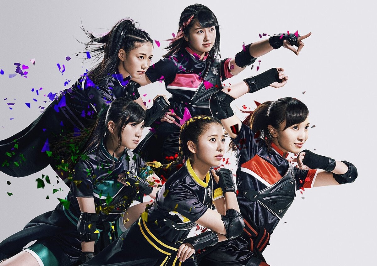 Девушки из группы Momoiro Clover Z