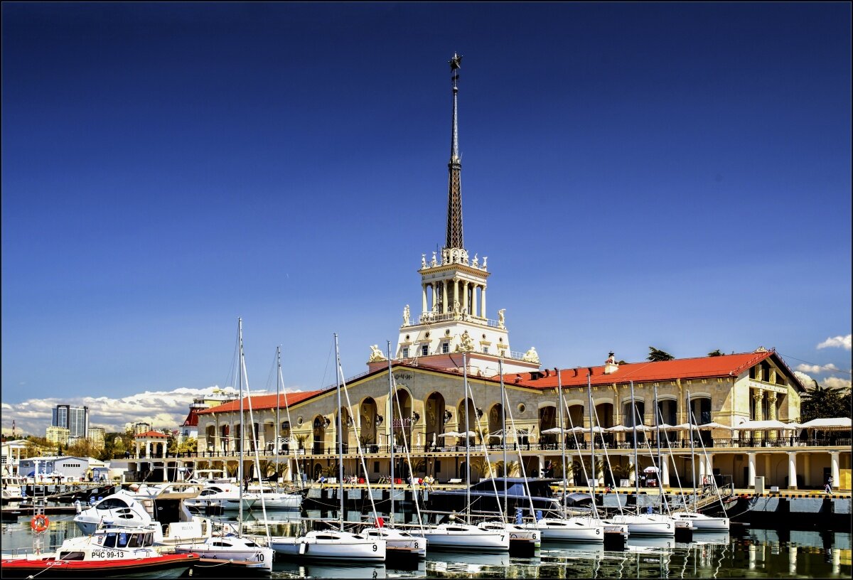 Морской порт днём