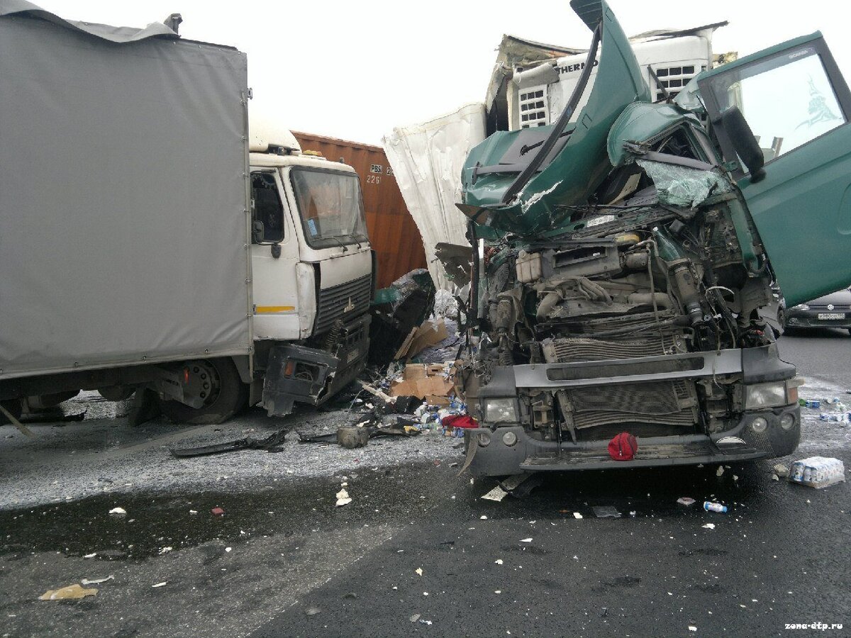 Разбитые грузовые машины. Аварии грузовых автомобилей. Свежие аварии фуры. Мерседес актрос разбитый. Аварии грузовиков дальнобойщиков.
