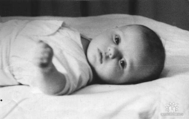 Совсем малыш, но уже такой мудрый взгляд , осознавший жизнь.