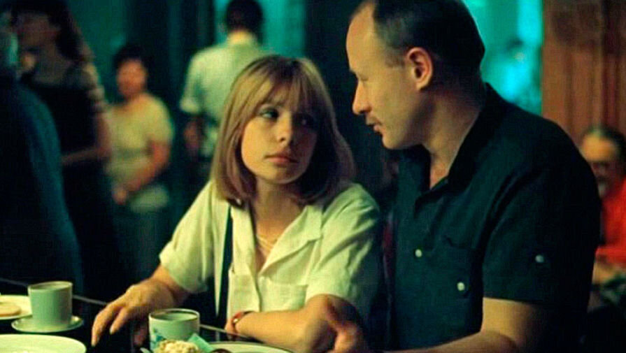 Кадр из фильма. Александр и Лена (в исполнении Веры Глаголевой)