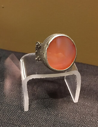 
Кольцо М. Цветаевой с сердоликом. Хранится в фондах ее музея.
