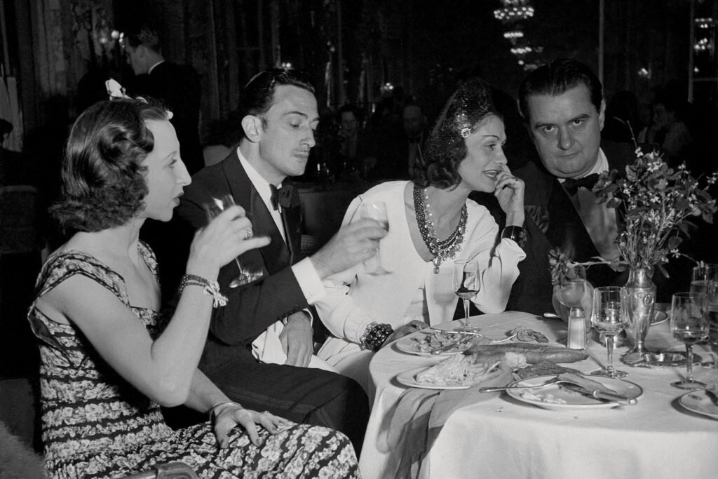 Габриэль Шанель со спутником и друзьями