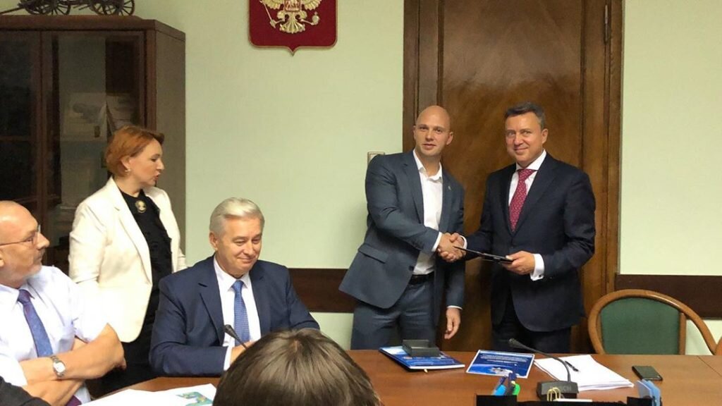 Вице-президент МОД Дмитрий Третьяков вручает Анатолию Выборному приветственный адрес от лица президента организации, Матушкина А.Н.