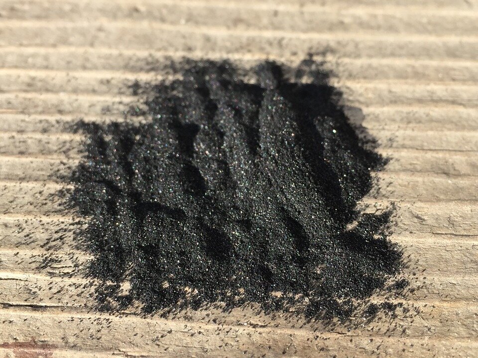 https://cdn.pixabay.com/photo/2015/11/20/20/45/charcoal-powder-1053836_960_720.jpg