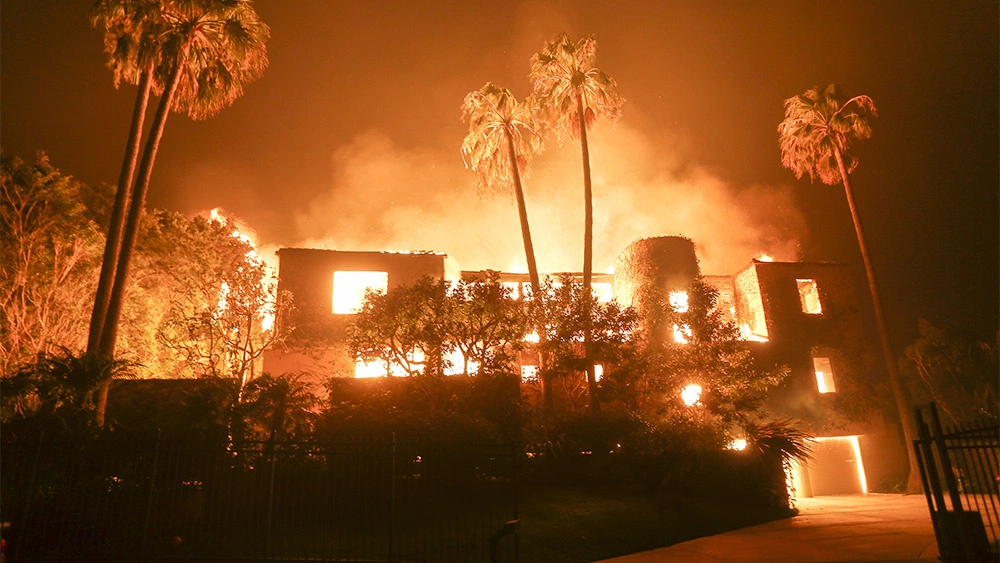 Калифорния жара. Лесной пожар Вулси. Пожарные Малибу. Выгоревшие дома в Калифорнии. Тоже сгорела