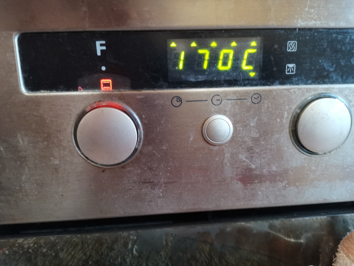 Разогреваем духовку до 170 градусов. 