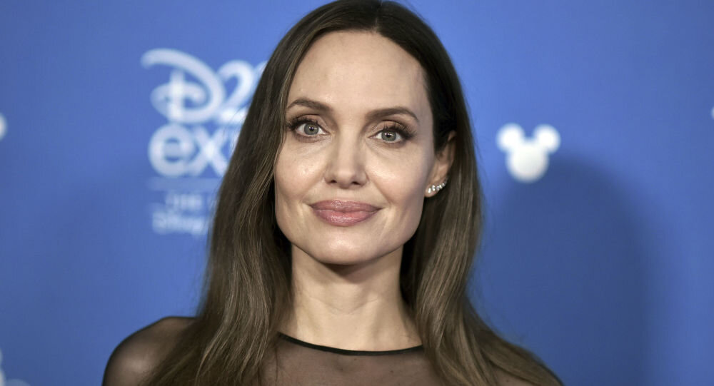 Анджелина Джоли планирует покинуть США