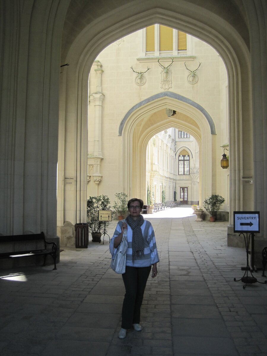 От главных ворот к входу в комнаты ведут аркады и несколько дворов.