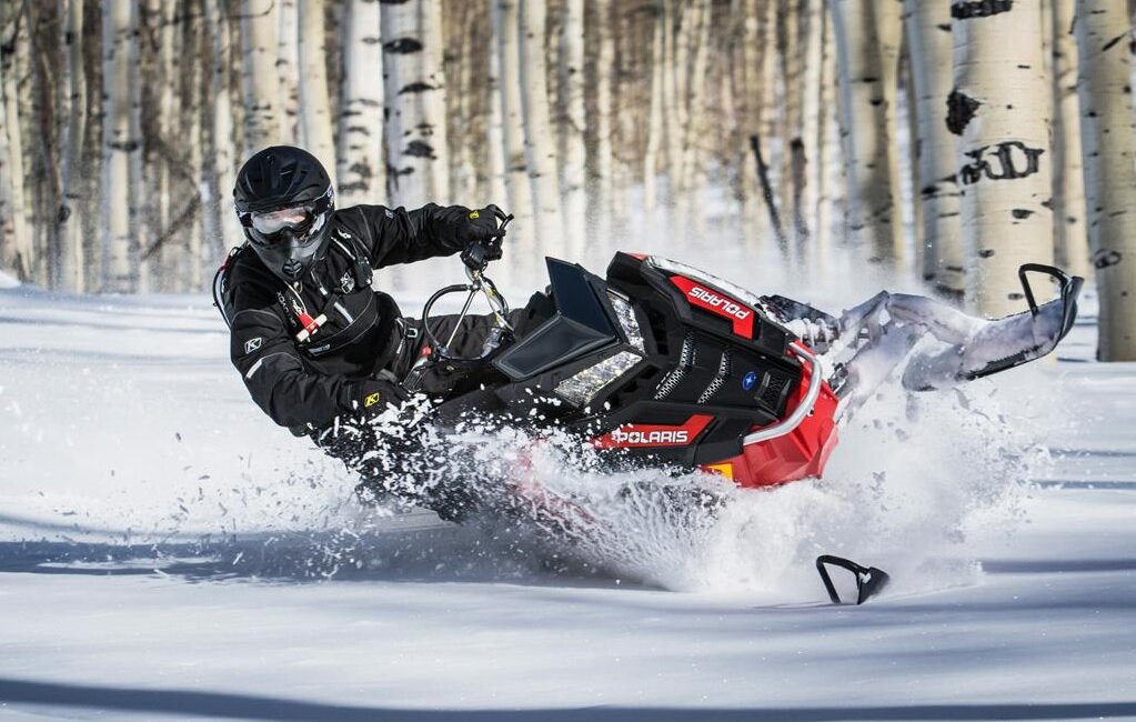 Разрешили управлять снегоходами и квадроциклами. 2016 Polaris snowmobile. Снегоход в движении. Гонщик на снегоходе. Снегоход Поларис в снегу.