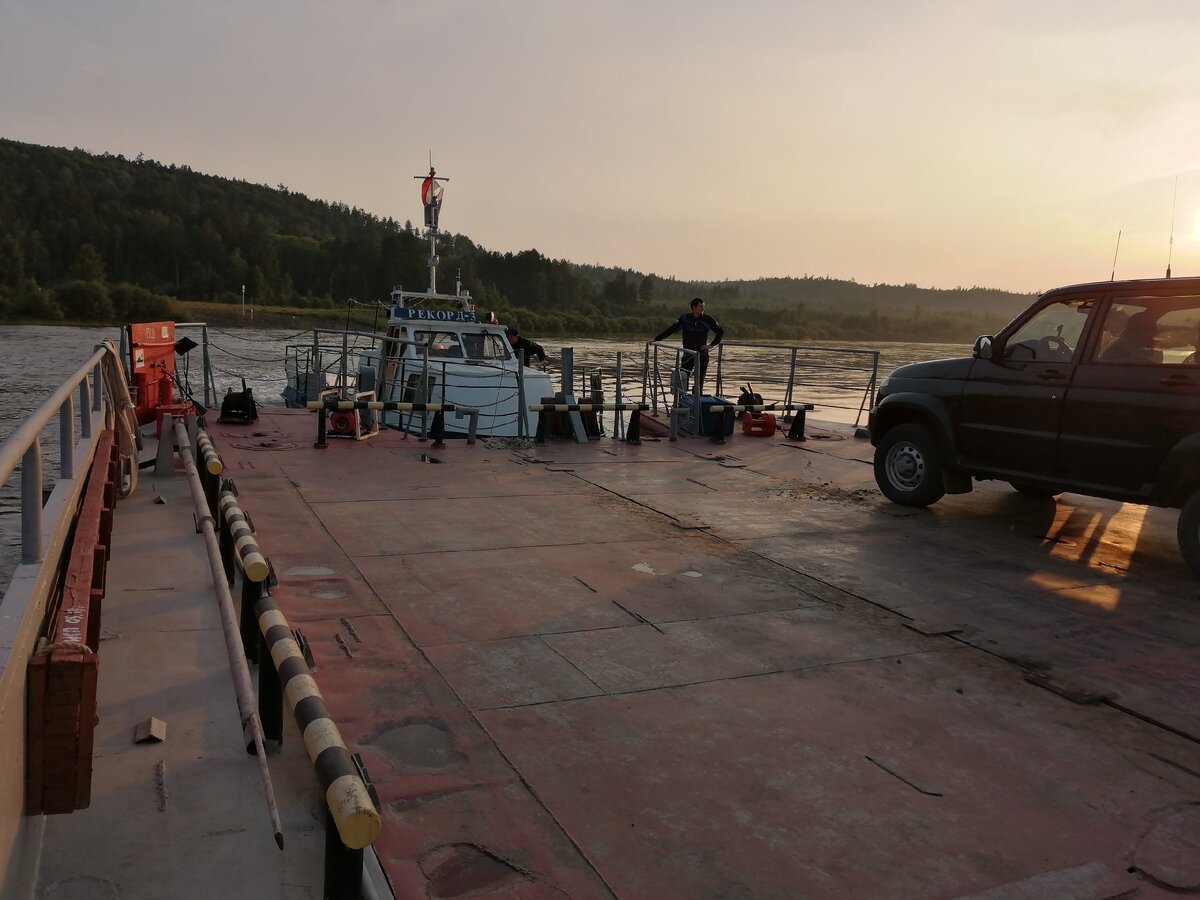 Пора домой! Переправляемся через реку. На фото - август. 