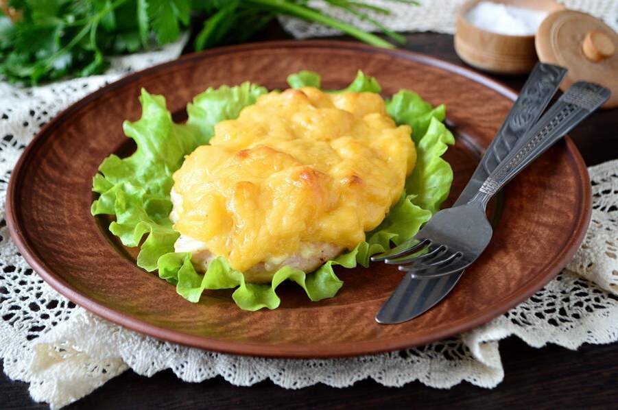 Рецепт курицы с ананасом и сыром. Курица с ананасами в духовке под сыром. Куриное филе запеченное с ананасом и сыром. Филе курицы с ананасами и сыром в духовке. Курица в духовке с ананасами и сыром.