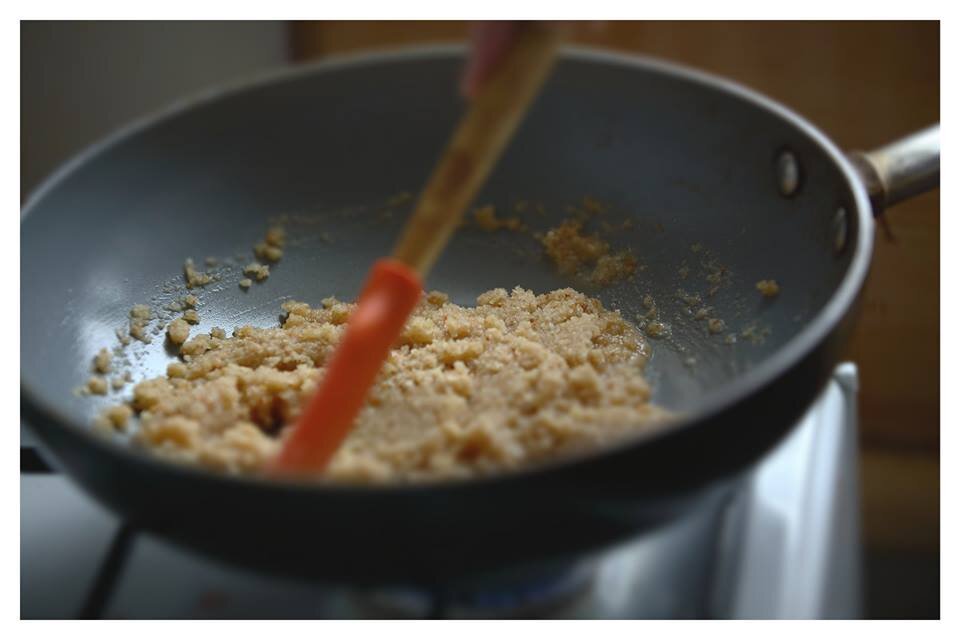 Панировочные сухари нужно обжарить в растительном масле, в первую очередь.