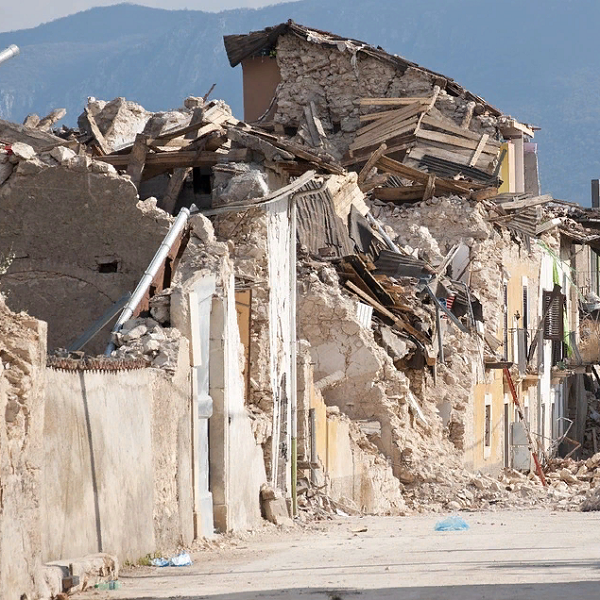 https://cdn.pixabay.com/photo/2016/09/12/21/57/earthquake-1665877_960_720.jpg