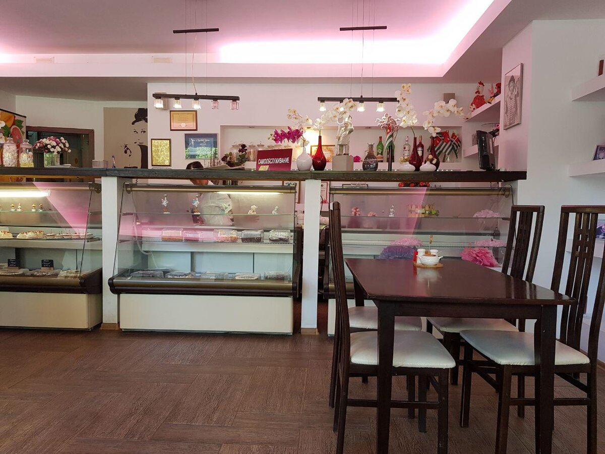 Интерьер простой, но мило и уютно.