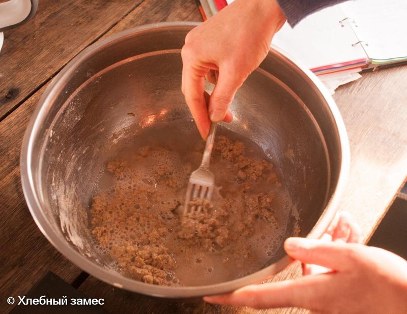 При соединение опары с водой видно, как вода пузырится, что так же говорит о зрелости опары