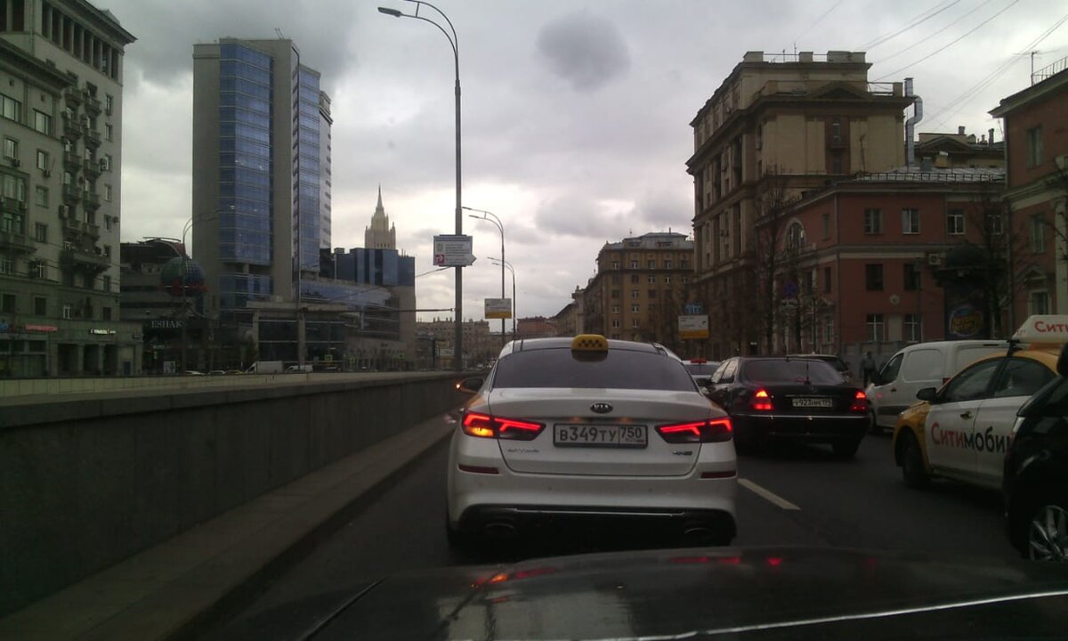 Пробка в Москве перед съездом на Новый Арбат. Фото Артюхова Д.