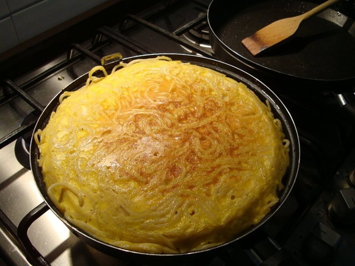 Макароны на сковороде пошаговый рецепт. Омлет с макаронами. Спагетти и омлет. Омлет макароны с яйцом. Омлет с вермишелью.