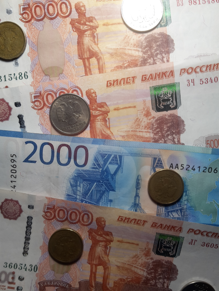 Деньги можно экономить и тратить на путешествия.