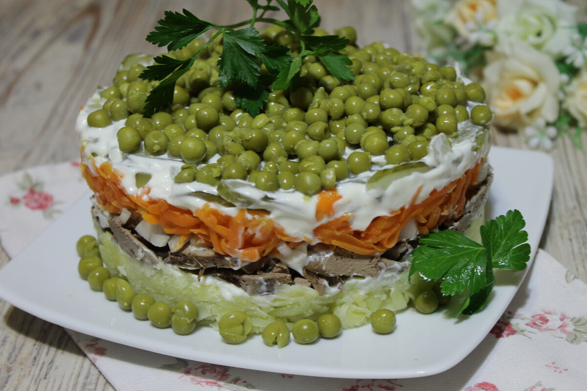 Салат с печенью куриной слоями огурец соленый. Салат из печени слоеный. Салат печеночный слоеный. Слоеный салат с солеными огурцами. Салат с печенью слоями.