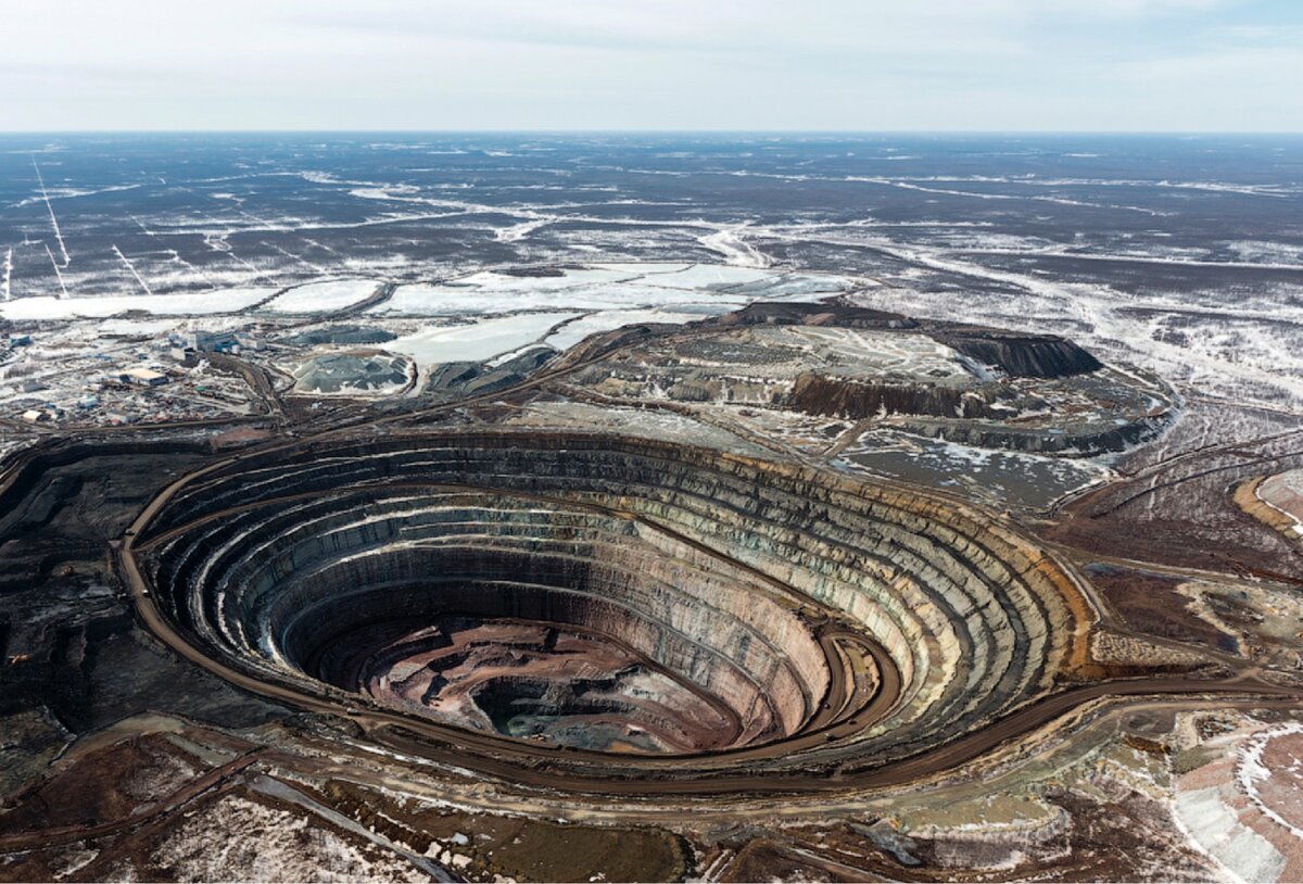 Нюрбинская трубка - одна из самых молодых и быстро растущих сегодня. Добыча ведется открытым способом. Сейчас уже вскрыто более 2/3 всего объема для этого способа. Потом будут добывать внутри породы. Именно отсюда алмаз-матрешка.