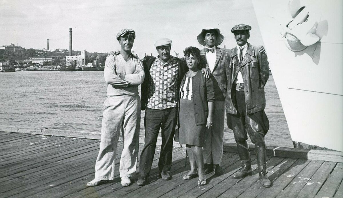 Друзья, давайте вместе вспомним на несколько минут этих людей и то время... Пусть на сердце сделается теплее!-9