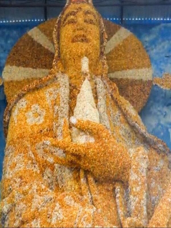 Статуя из цветов. Богиня Милосердия Гуаньин