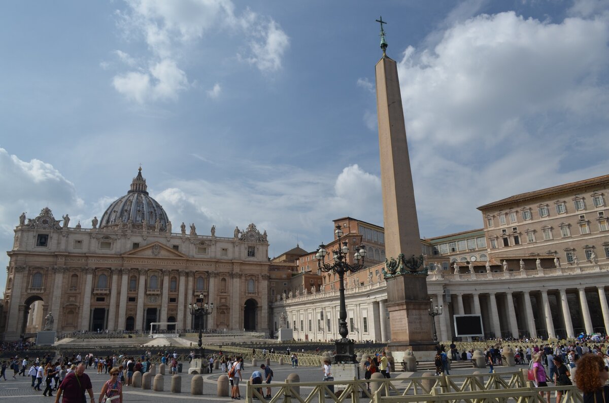 Собор Святого Петра и египетский обелиск с территории цирка, Ватикан