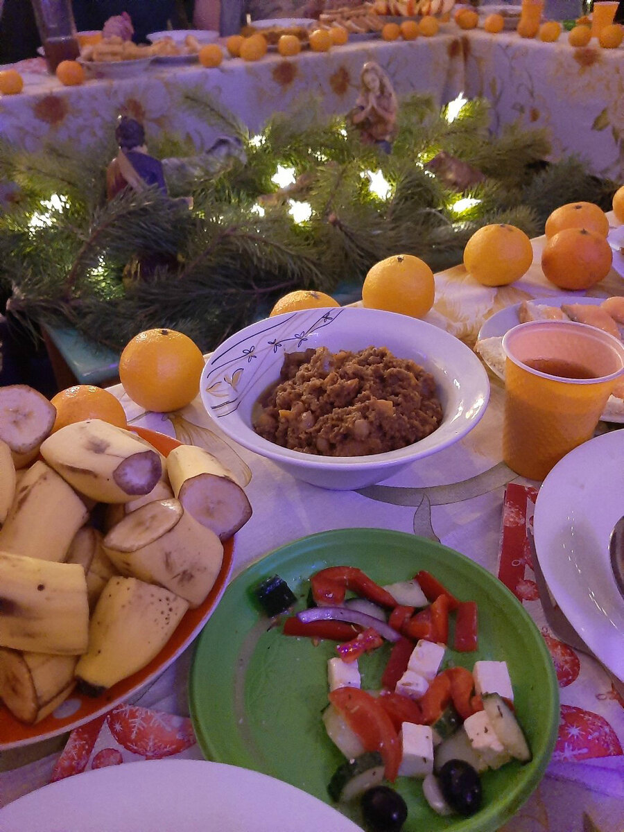 В преддверии рождественских праздников город сверкает огнями. Витрины магазинов украшены гирляндами, новогодними украшениями. Красуются нарядные елки.  Рождество -  светлый и радостный праздник. Это - рождественский сочельник, посещение храма, рождественские песни, общение за столом с семьей и друзьями, веселье и торжество.