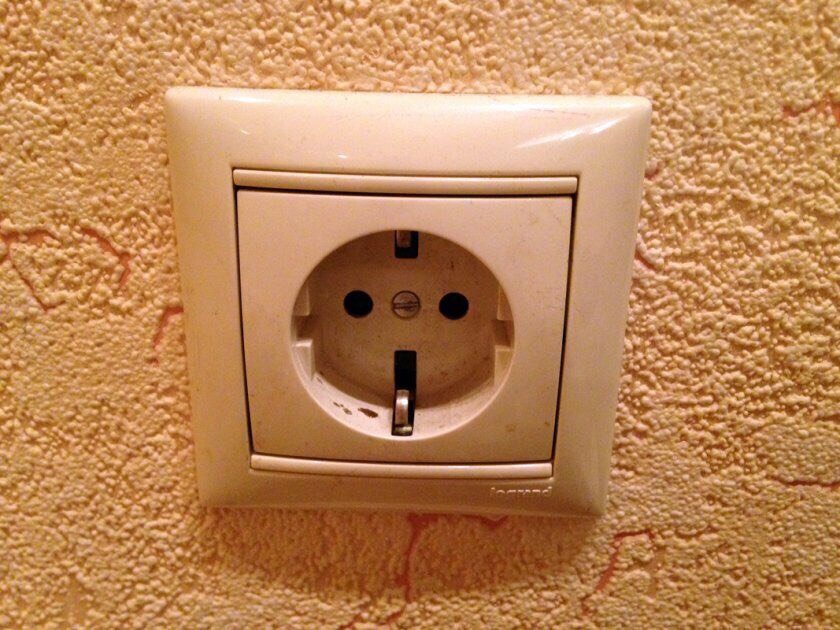 Подобрать розетки и выключатели. Веркель розетка in-1 stark. Какую розетку выбрать для дома. Розетка тройная наружная. Розетка электрическая.