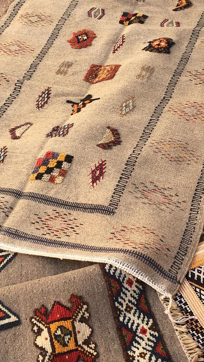 Традиционный берберский шерстяной ковёр ручной работы.