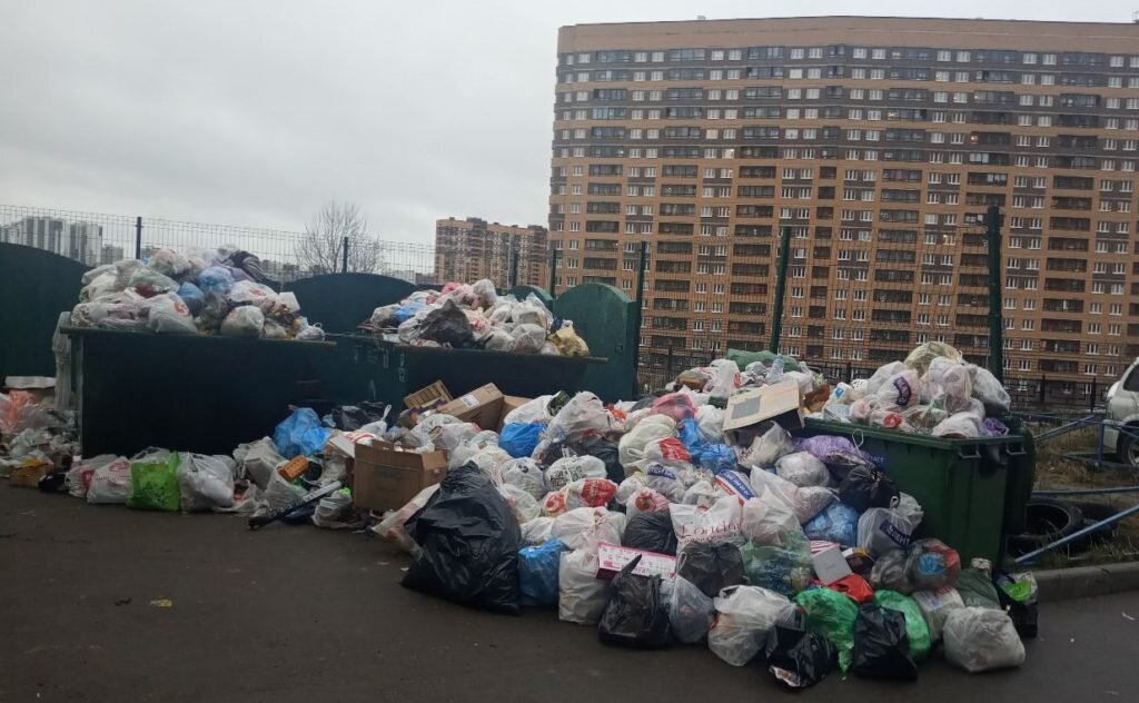 Праздники в самом разгаре, поэтому просто насладимся пока некоторыми видами контейнерных площадок Нового Девяткино