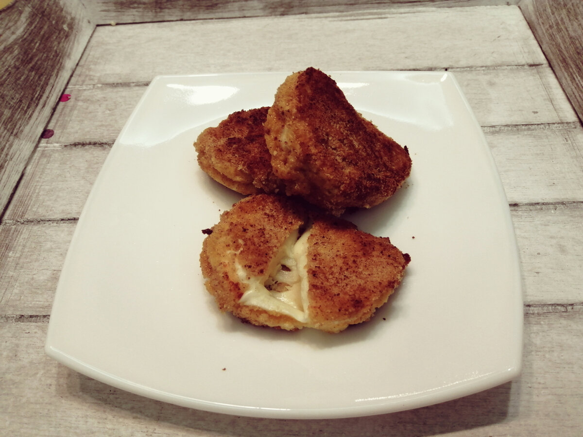 Жареный сулугуни. А вам в какой панировке нравится больше?