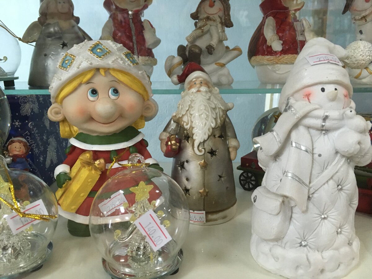 Кажется, что Снегурочка улыбается сквозь невольную слезинку...