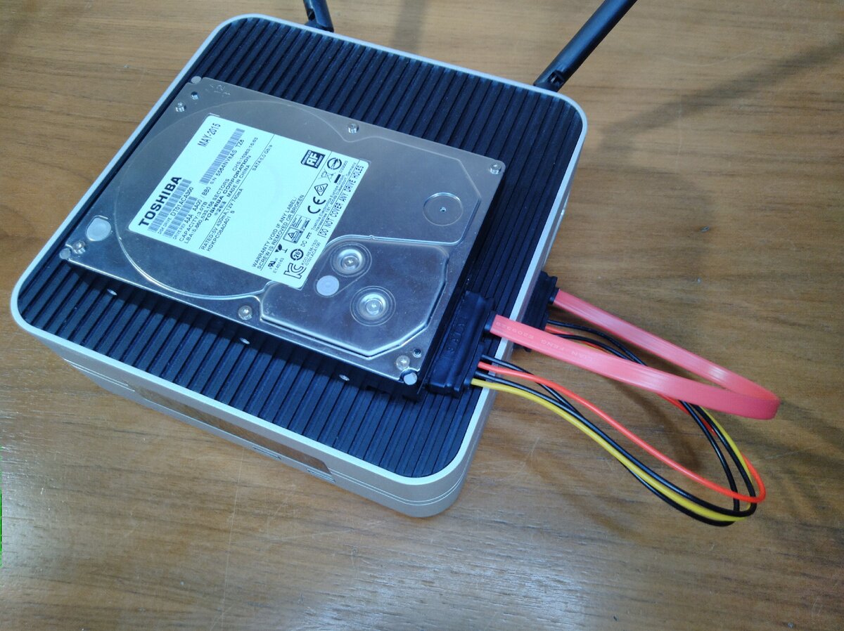 Кабель, медиаплеер Zidoo Z10 и HDD Toshiba