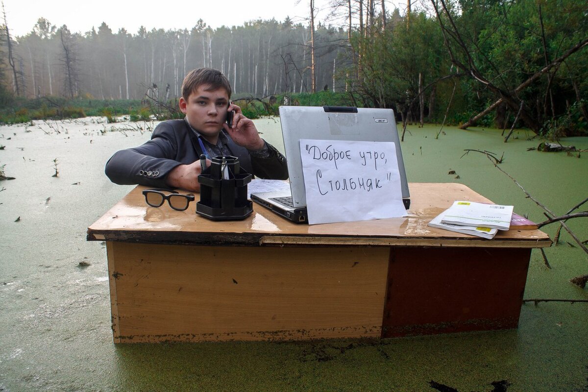 сидящий за партой биолог