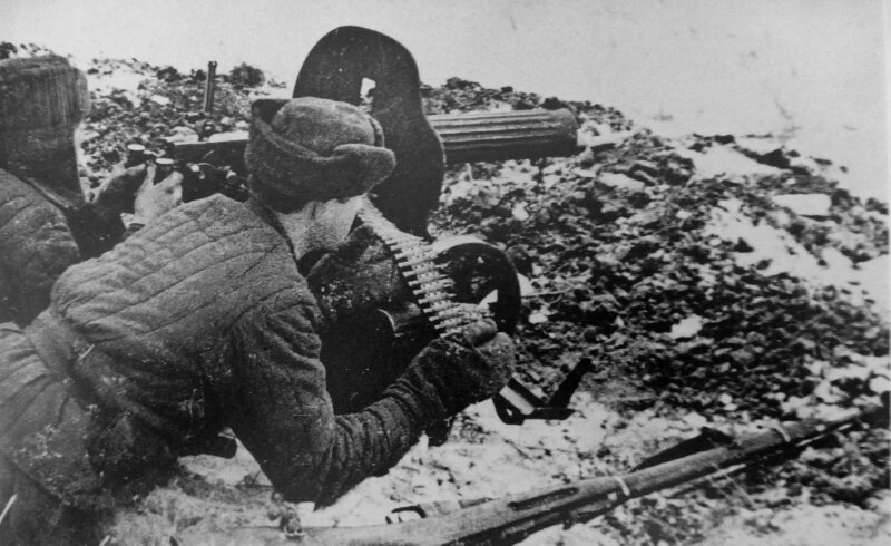 Фото с сайта: waralbum.ru  Время съемки: 27.11.1941. Автор: Александр Капустянский. Источник: Wladimir Karpow. «Russland im Krieg 1941—1945». SV International Schweizer Verlagshaus. Zürich, 1988. Источник информации о фото: Газета «Красная Звезда» №280 (5035) от 28 ноября 1941 года. Расчет советского пулемета «Максим» на оборонительной позиции во время обороны Москвы.