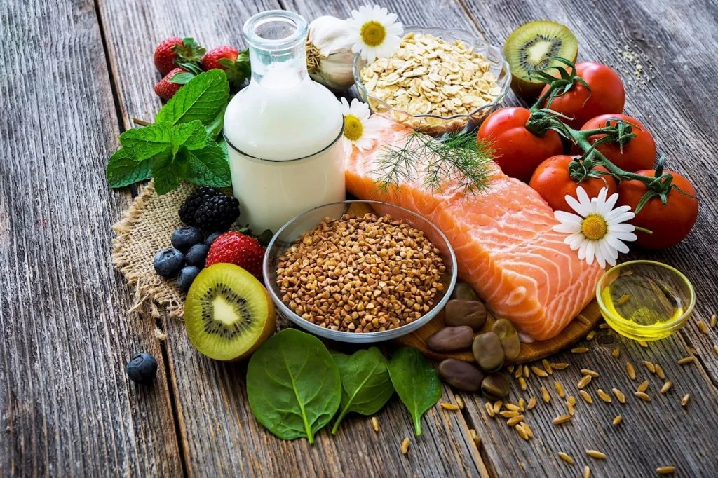 На фото красиво разложены продукты для здорового питания. Хотя, при чём тут ромашка?