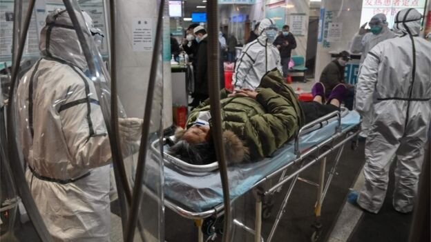 Очереди в больницах  в Ухани растут.