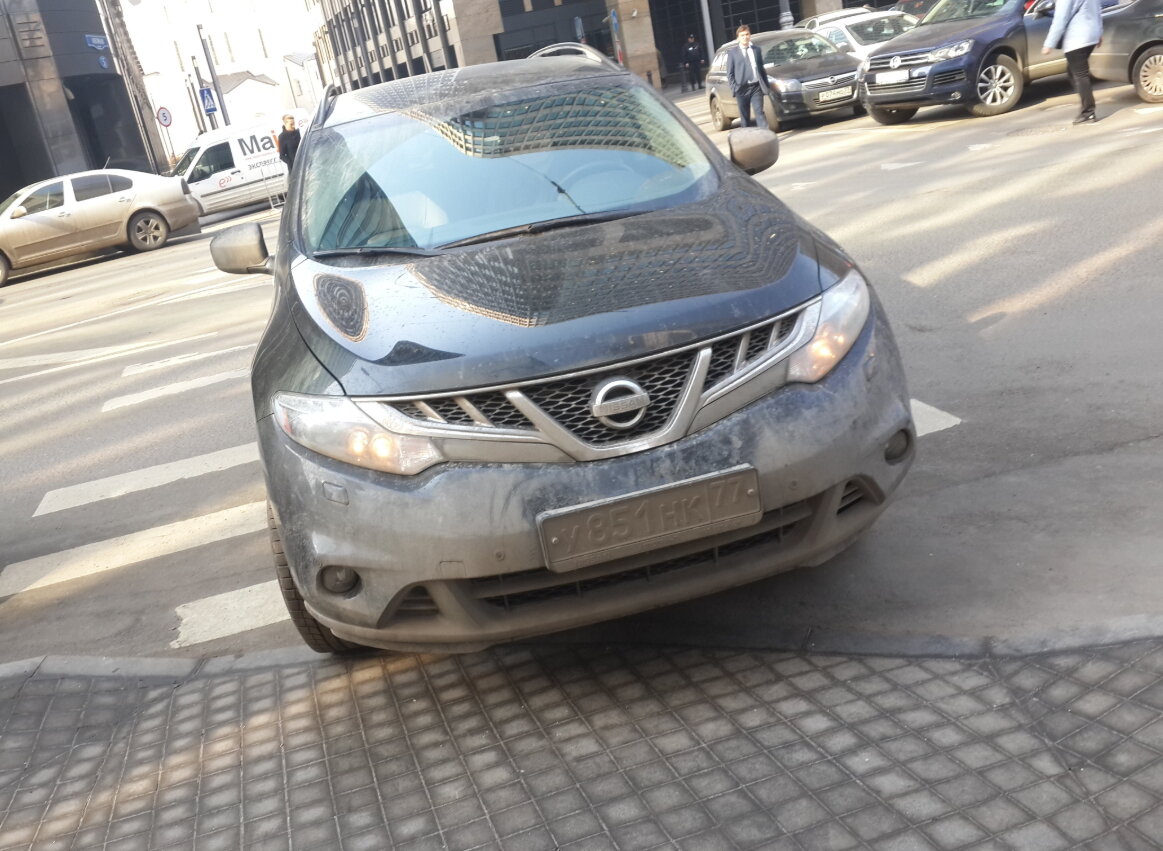 Водитель вышедший из автомобиля - тот же пешеход, и пешеходный переход ему, как дом родной..