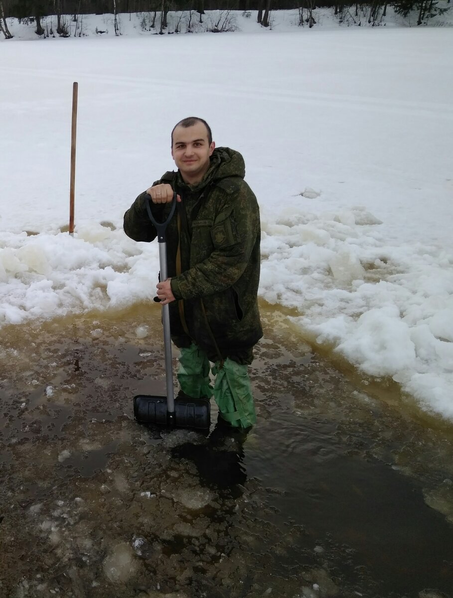 Будущая майна для спусков. Подлая погода. Мороз сменился оттепелью, а затем вновь ударил. В итоге получился "бутерброд": лед, вода, лед. 