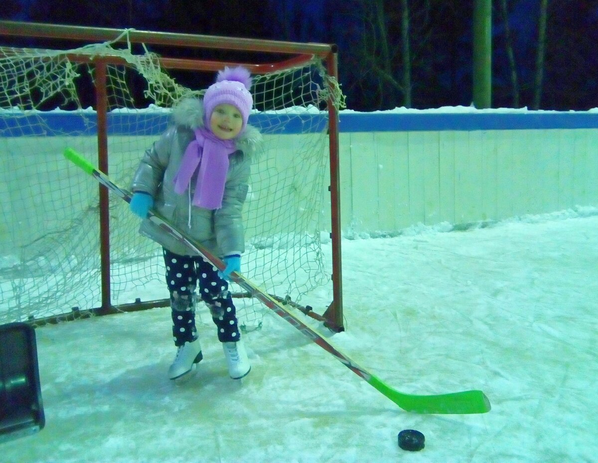 Клюшка тяжелая, но она старается, держит! Фото автора