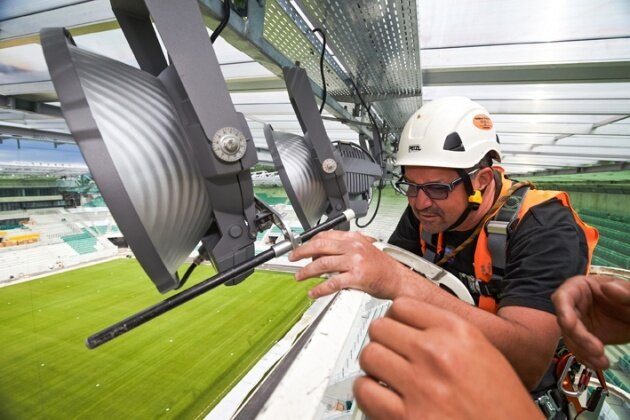 Установка светильников OSRAM на стадионе. Эти и другие осветительные приборы производятся на заводе в Траунройте, Германия