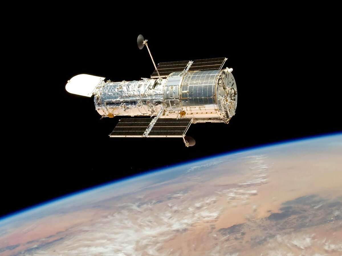 Фото:  The Hubble Space Telescope orbiting Earth in May 2009. NASA/ESA 