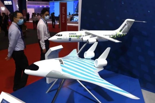 
 
Новый самолет Airbus в сравнении с обычным лайнером
