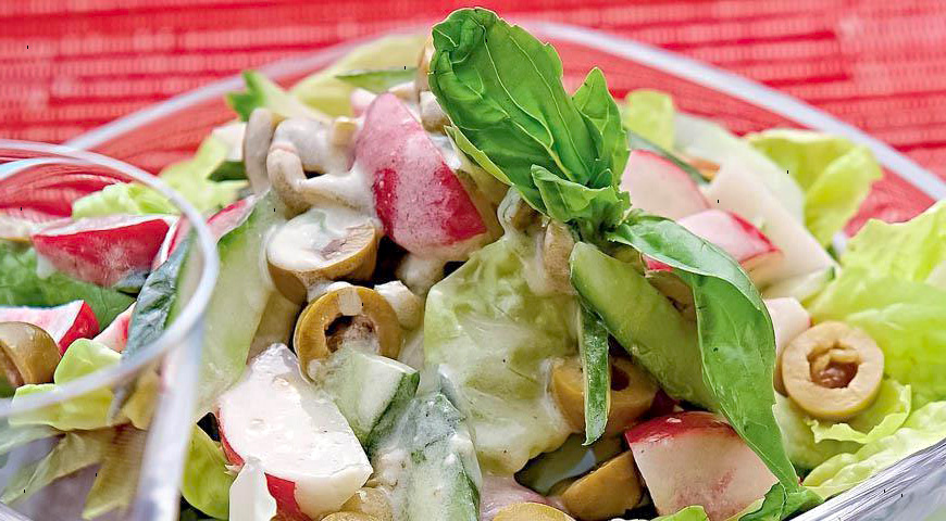Листья салата придают легкость салату. 