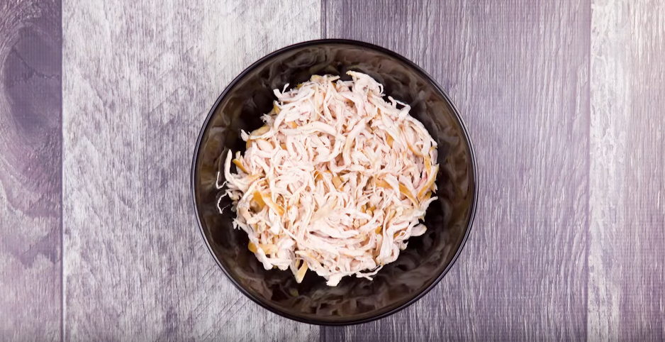 Курицу порезать соломкой.