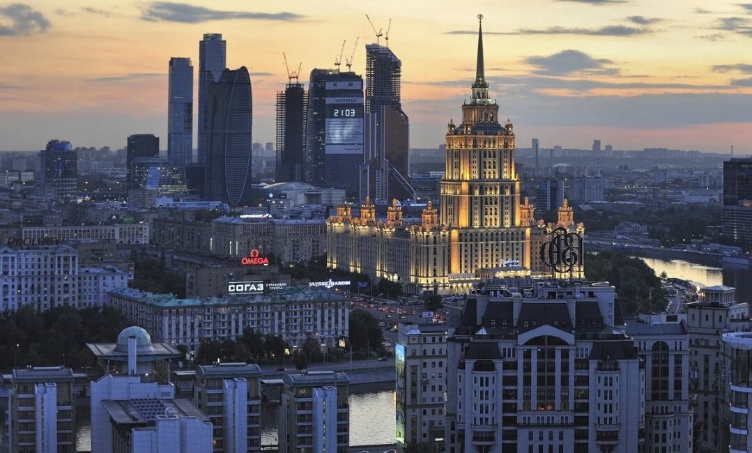 Аренда у города земельных участков в Новой Москве обойдется, в среднем, в четыре раза дешевле, чем аналогичные предложения в границах «старой» Москвы.

Об этом свидетельствуют данные торгов, организатором которых выступает Департамент города Москвы по конкурентной политике.

Статистика городских торгов демонстрирует активный спрос на земельные участки под строительство индивидуальных жилых домов, расположенных на территории старой и Новой Москвы. В среднем за последние шесть лет на такие лоты претендовали по 2 и 4 участника соответственно.

«С начала 2020 года спрос на земельные участки под ИЖС на территории Троицкого и Новомосковского округов почти в пять раз превысил аналогичные показатели прошлого года. Если в январе-феврале 2019 года на такие лоты претендовали семь участников, то в этом году их количество достигло 32», - отметил заместитель мэра Москвы по экономической политике и имущественно-земельным отношениям Владимир Ефимов.
По оценкам вице-мэра, предложения на присоединенных территориях, благодаря конкурентным арендным ставкам и активно развивающейся транспортной, социальной инфраструктуре, составляют хорошую конкуренцию лотам в пределах «старой» Москвы.

«Присоединенные территории становятся комфортными для проживания, что подтверждает растущий из года в год спрос на участки под ИЖС. Для того, чтобы строительство индивидуального дома на территории Новой Москвы стало более доступным, город предлагает более низкие ставки арендной платы. Так, если арендная плата за землю под ИЖС на присоединенных территориях в 2020 году стартовала от 86 тысяч рублей, то на локациях старой Москвы цена начиналась от 393 тысяч рублей, то есть почти в четыре раза выше», - пояснил Владимир Ефимов.
В целом, ценовая политика, удобство заключения сделки и большое количество предложений стали стимулом для увеличения количества участников городских аукционов, отметил руководитель Департамента города Москвы по конкурентной политике Иван Щербаков.

«Договор аренды с победителем заключается сроком на 1 год и 6 месяцев. При этом новый арендатор после строительства дома, ввода его в эксплуатацию и оформления права собственности на дом имеет возможность оформить в собственность и сам участок. В этом году уже практически 60 участников претендовали на землю под ИЖС на городских аукционах, при этом среди них были не только москвичи, но и жители других регионов России», - отметил Иван Щербаков.
Количество предложений в пределах старой Москвы крайне мало, прокомментировала директор офиса продаж вторичной недвижимости Est-a-Tet Юлия Дымова.

«В границах старой Москвы можно выделить две категории объектов – исконно сложившиеся поселки, к которым относятся «Серебряный бор», ДСК им. Ларина, Поселок художников на Соколе и поселок Екатериновка. Вторая категория – новостройки, в пределах которых предусмотрено возведение в том числе и таунхаусов. В любом случае количество предложений данных форматов крайне мало, при этом средняя стоимость таких объектов варьируется от 300-350 миллионов рублей. Если же говорить о Новой Москве, то стоимость «входного билета» в частный сектор здесь начинается от 2-3 миллионов рублей. Столь бюджетная цена связана с тем, что статус ИЖС зачастую был присвоен частным домам», - обозначила Юлия Дымова.
В настоящее время на аукционах находится около 20 предложений по земельным участкам под индивидуальную жилую застройку. Посмотреть все доступные варианты можно на инвестиционном портале города Москвы в разделе «земельные торги».