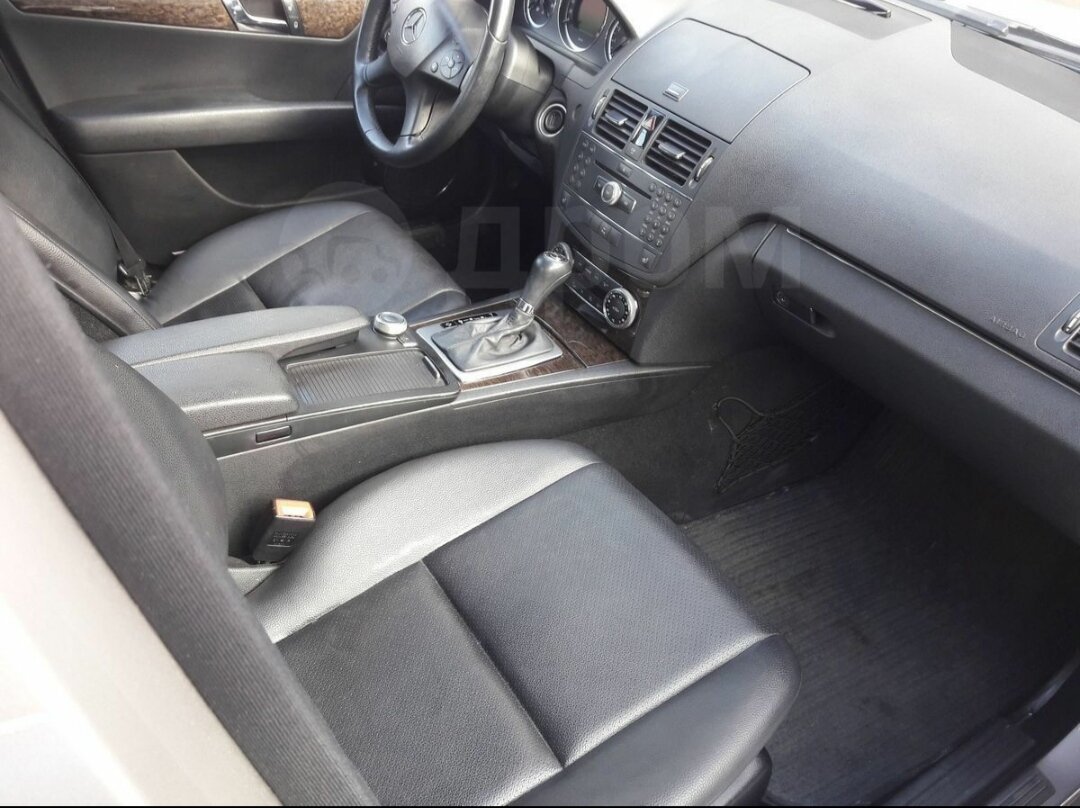 Салон в очень хорошем состоянии, но водительское сиденье "пошло пузырями".